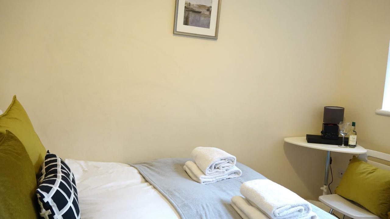 Heathrow Ensuite Rooms- Auto Check In London Exterior photo