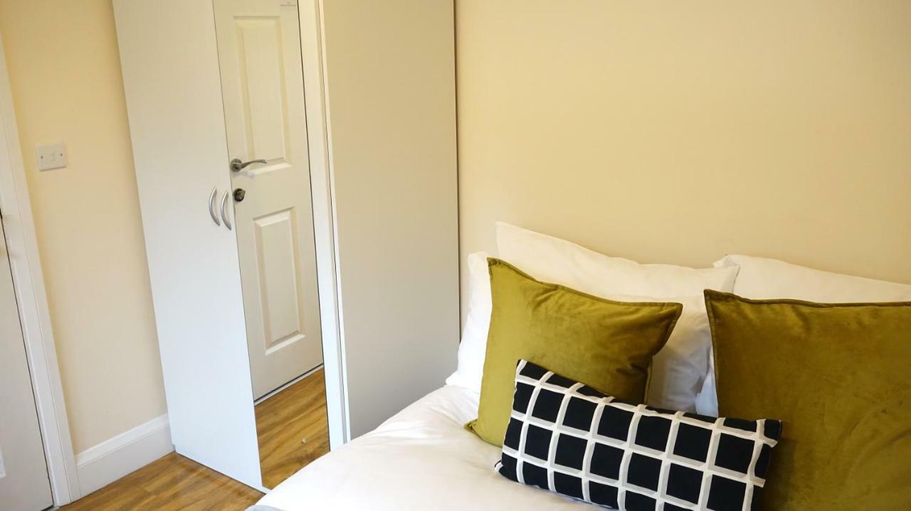 Heathrow Ensuite Rooms- Auto Check In London Exterior photo