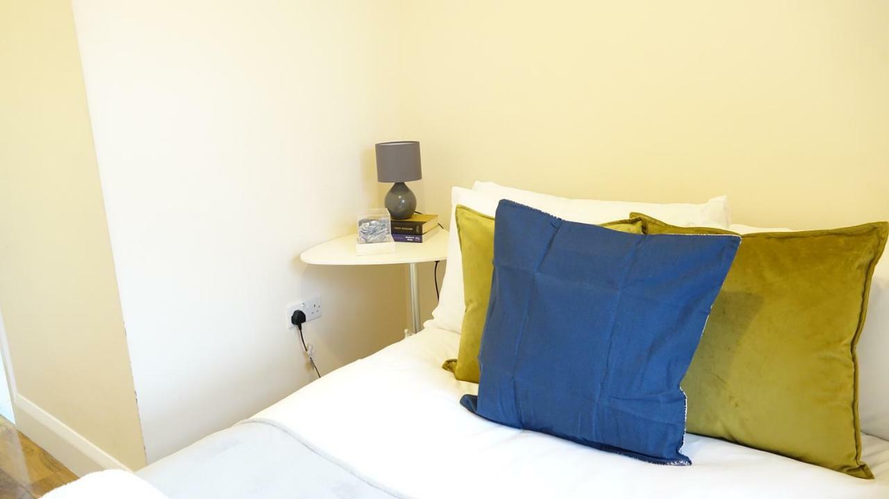 Heathrow Ensuite Rooms- Auto Check In London Exterior photo