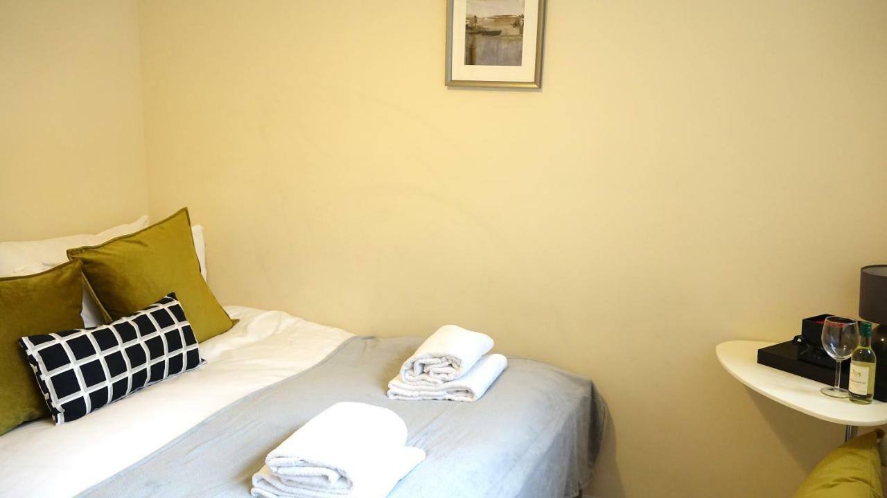 Heathrow Ensuite Rooms- Auto Check In London Exterior photo