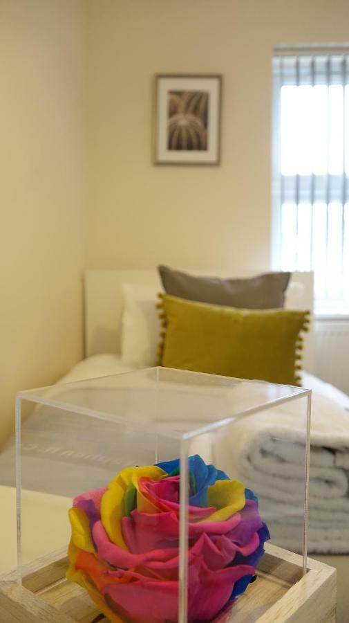 Heathrow Ensuite Rooms- Auto Check In London Exterior photo