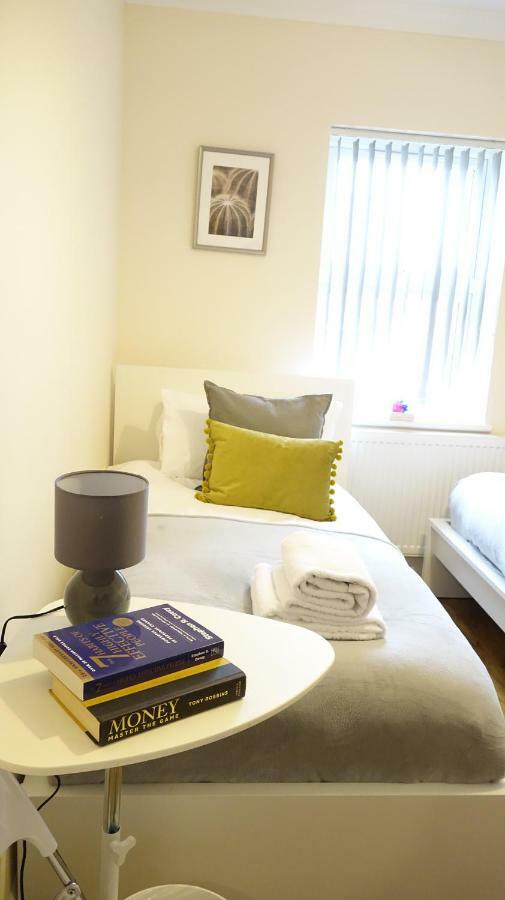 Heathrow Ensuite Rooms- Auto Check In London Exterior photo