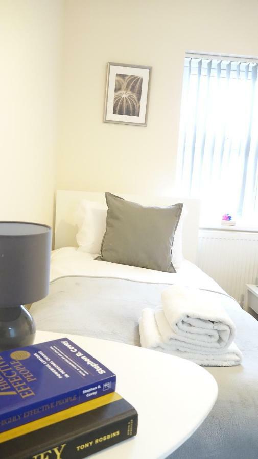 Heathrow Ensuite Rooms- Auto Check In London Exterior photo